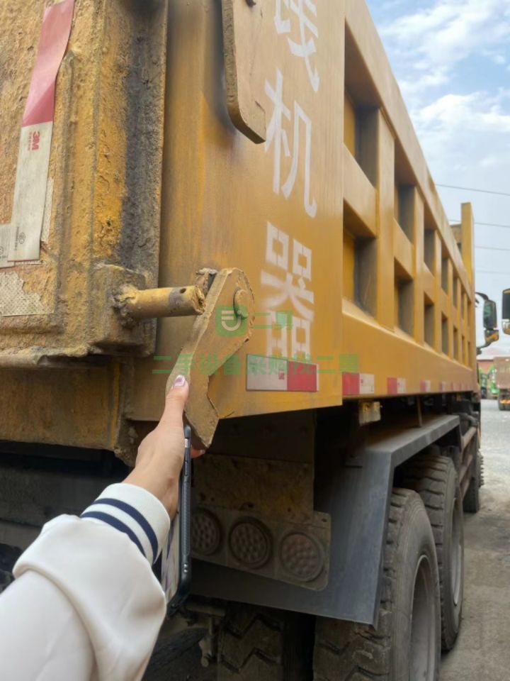 出售二手九成新的重汽豪翰國五排放340馬力5.6米自卸車