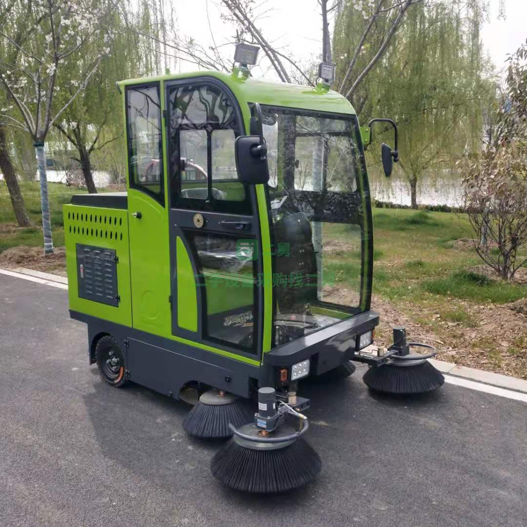 出售全封五刷掃地車清掃寬度1.9米70升水箱4塊100安電瓶前置帶噴霧器