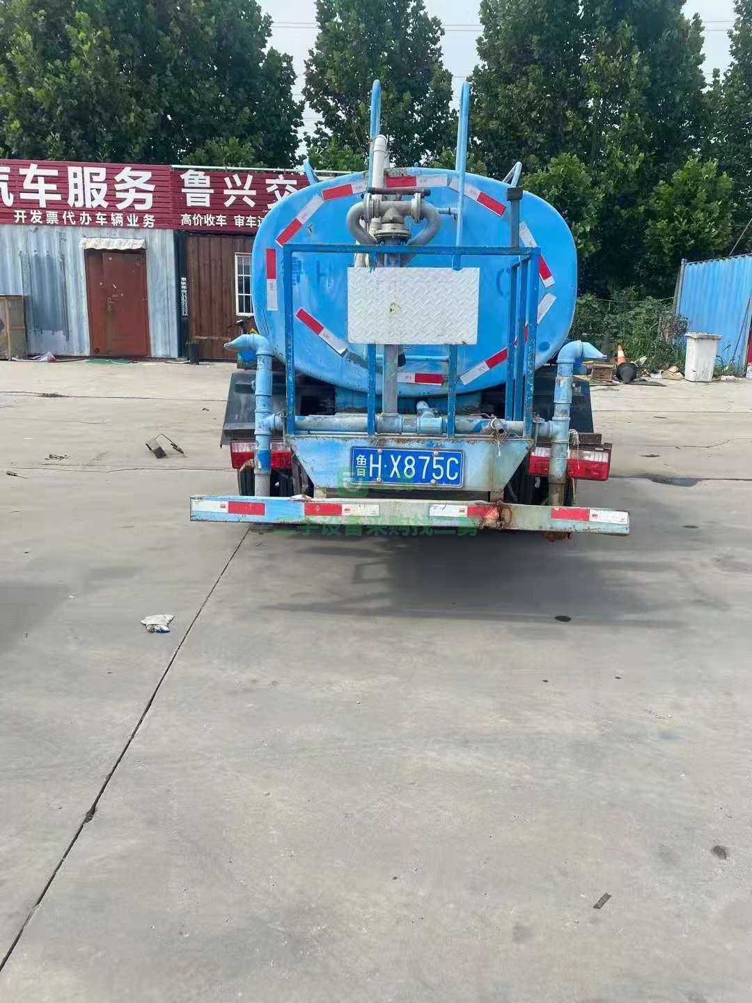 出售一臺(tái)多風(fēng)多利卡藍(lán)牌五立方灑水車(chē)