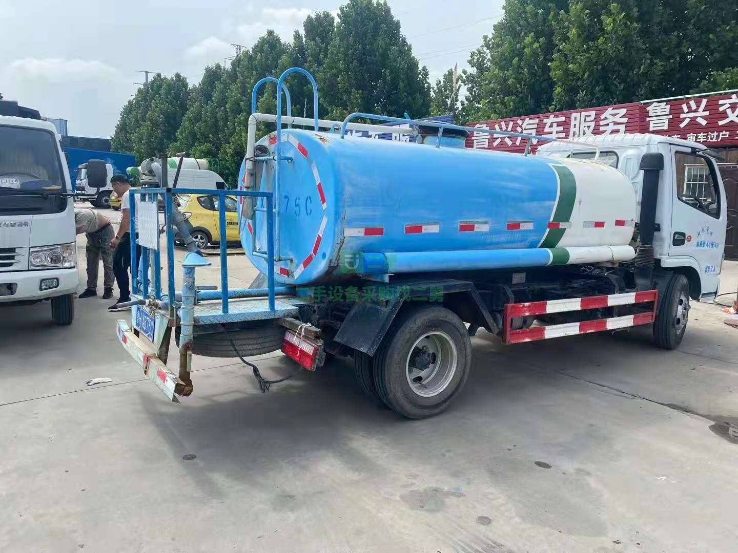 出售一臺(tái)多風(fēng)多利卡藍(lán)牌五立方灑水車(chē)