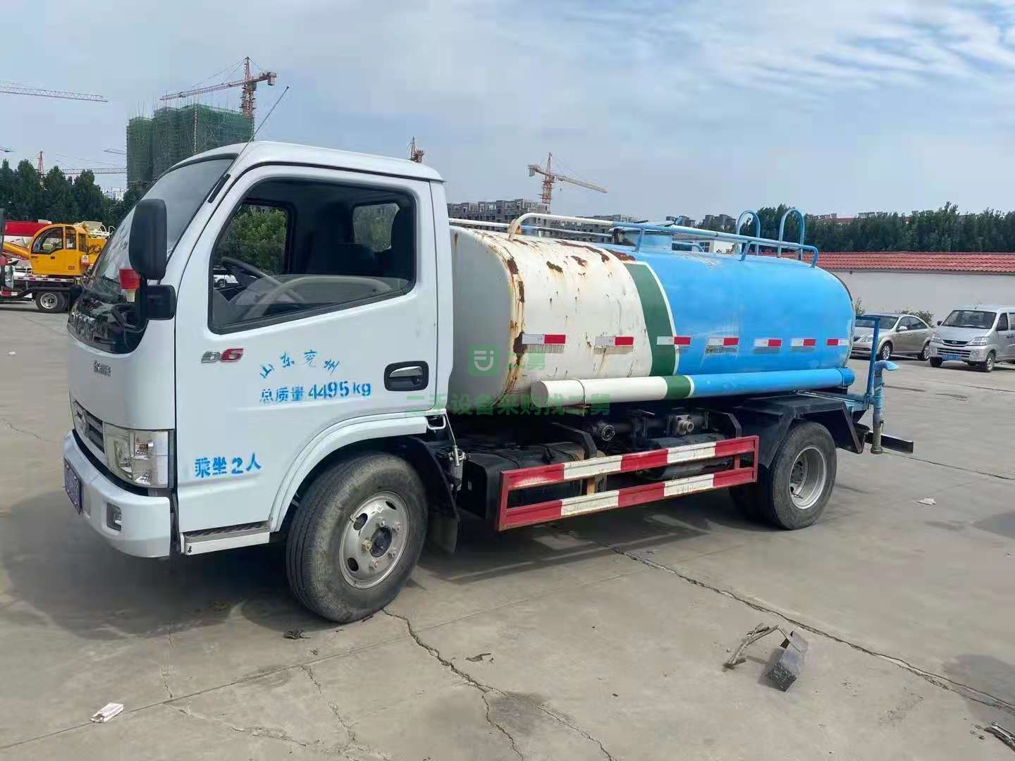 出售一臺(tái)多風(fēng)多利卡藍(lán)牌五立方灑水車(chē)
