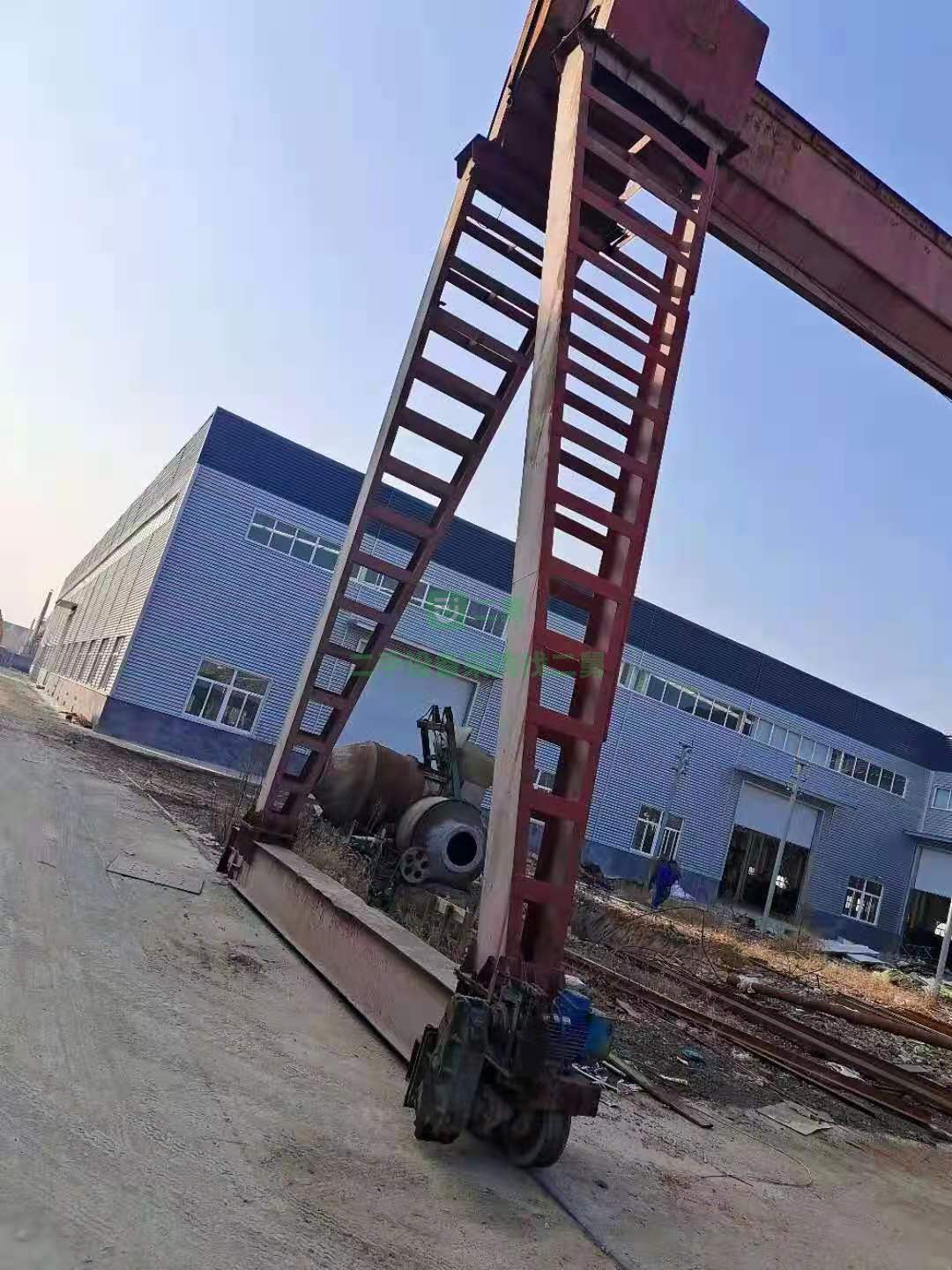出售一臺二手九成新16噸下包下花龍門吊，跨度20米