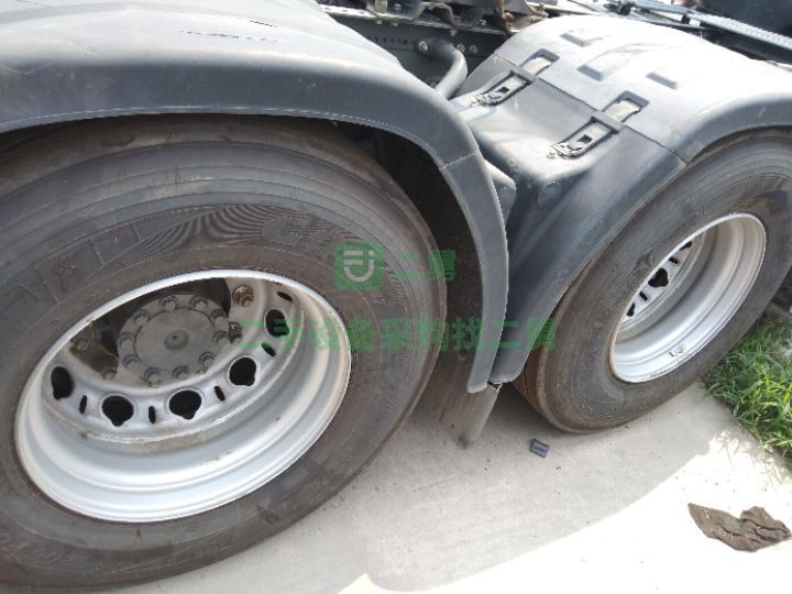 出售二手九成新的汕德卡牽引車