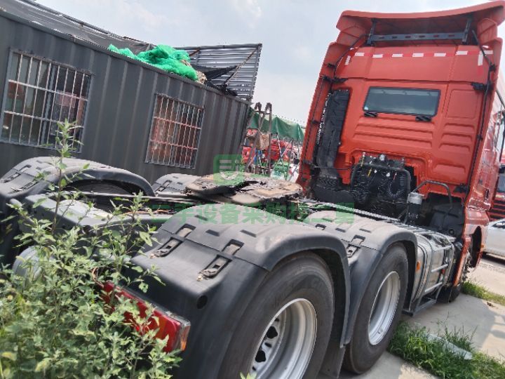 出售二手九成新的汕德卡牽引車