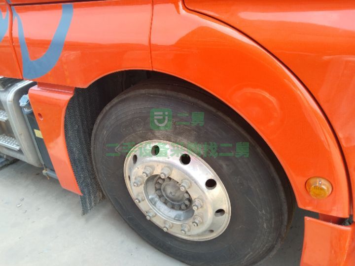 出售二手九成新的汕德卡牽引車