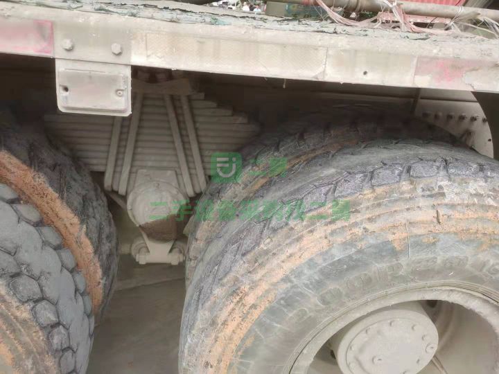 出售豪沃國五大十二方中聯重科上裝攪拌車
