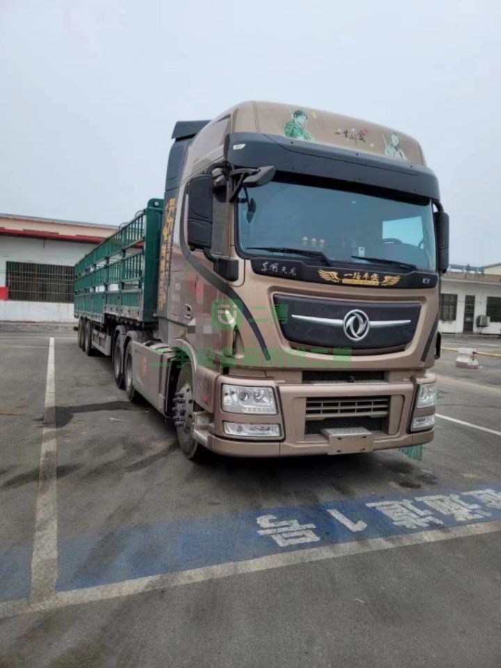 出售二手九成新的東風天龍旗艦牽引車