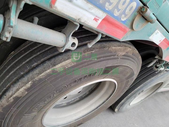 出售二手九成新的東風天龍旗艦牽引車