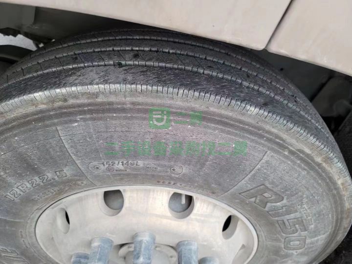 出售二手九成新的東風天龍旗艦牽引車