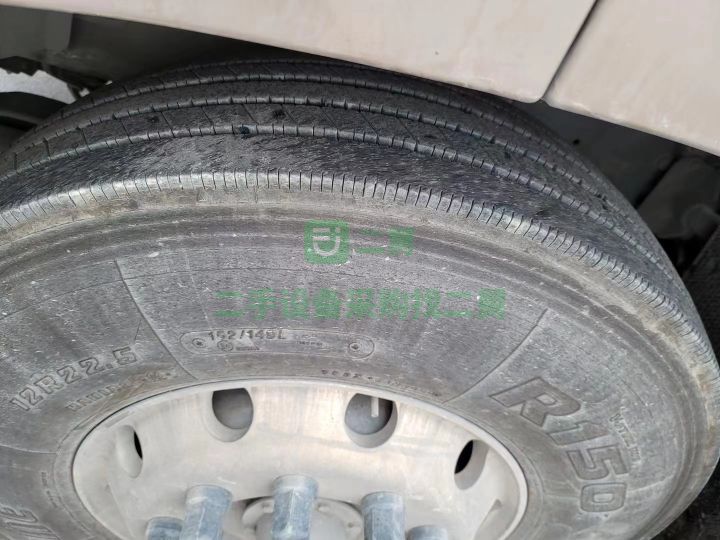 出售二手九成新的東風天龍旗艦牽引車