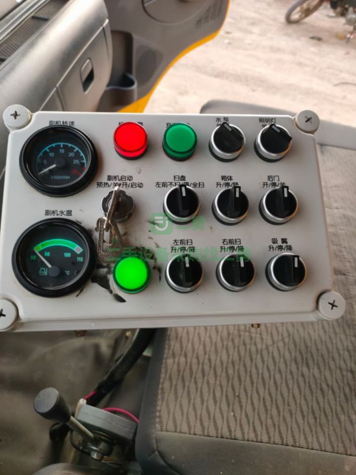 出售二手東風(fēng)多利卡D7/8噸掃路車