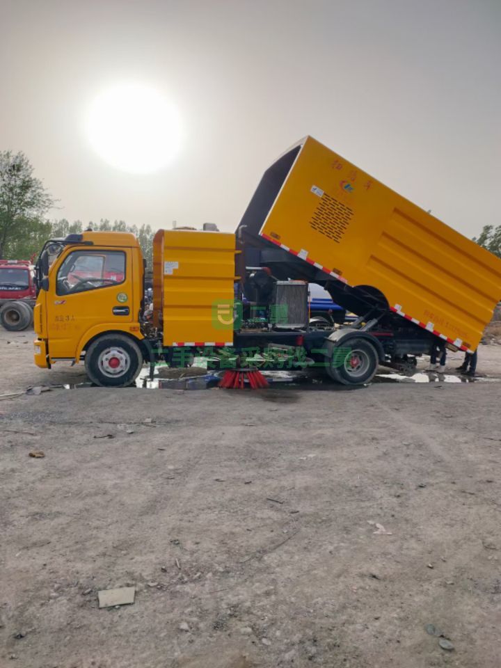 出售二手東風(fēng)多利卡D7/8噸掃路車