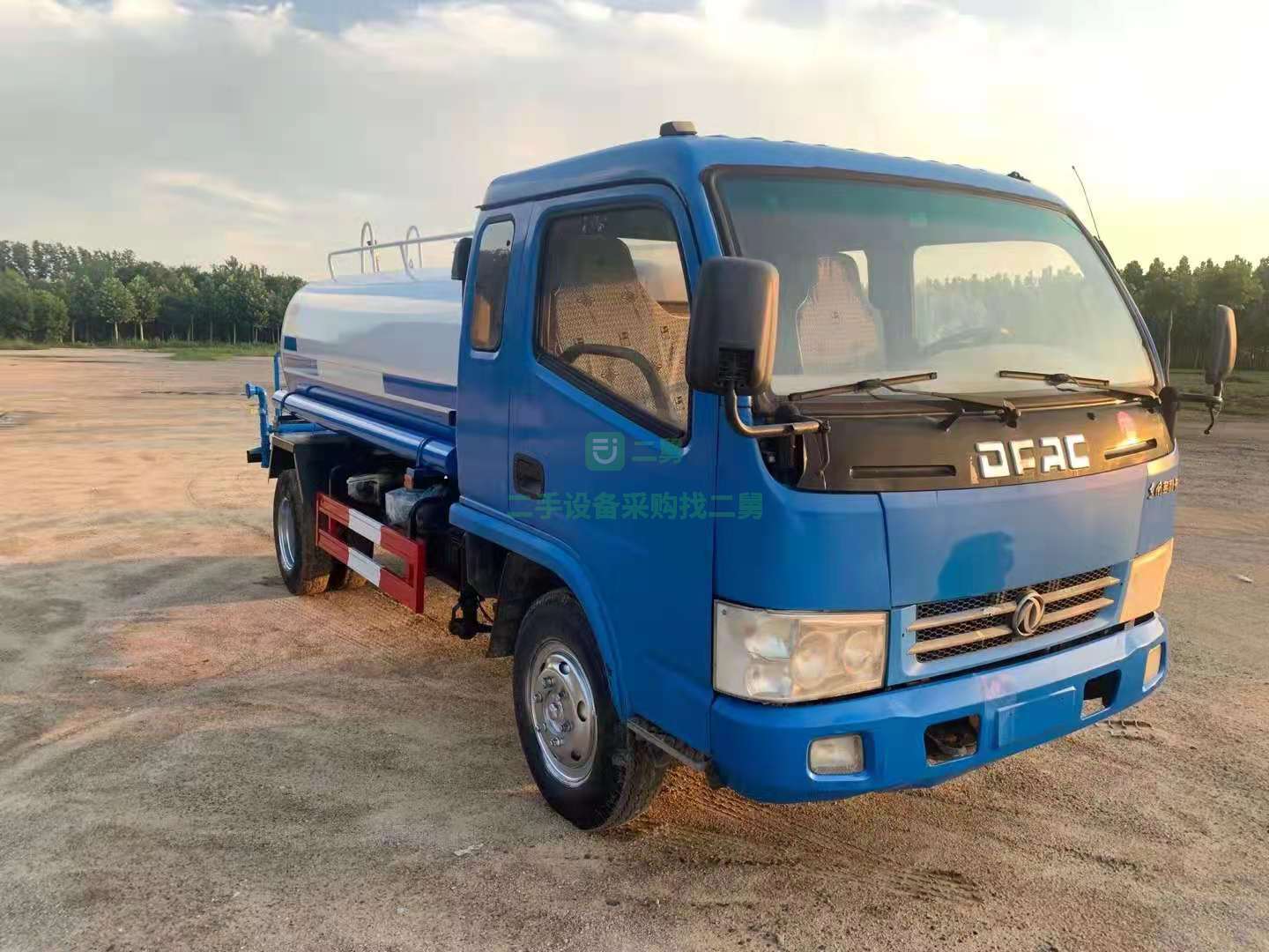 出售極品東風(fēng)多利卡五立方灑水車