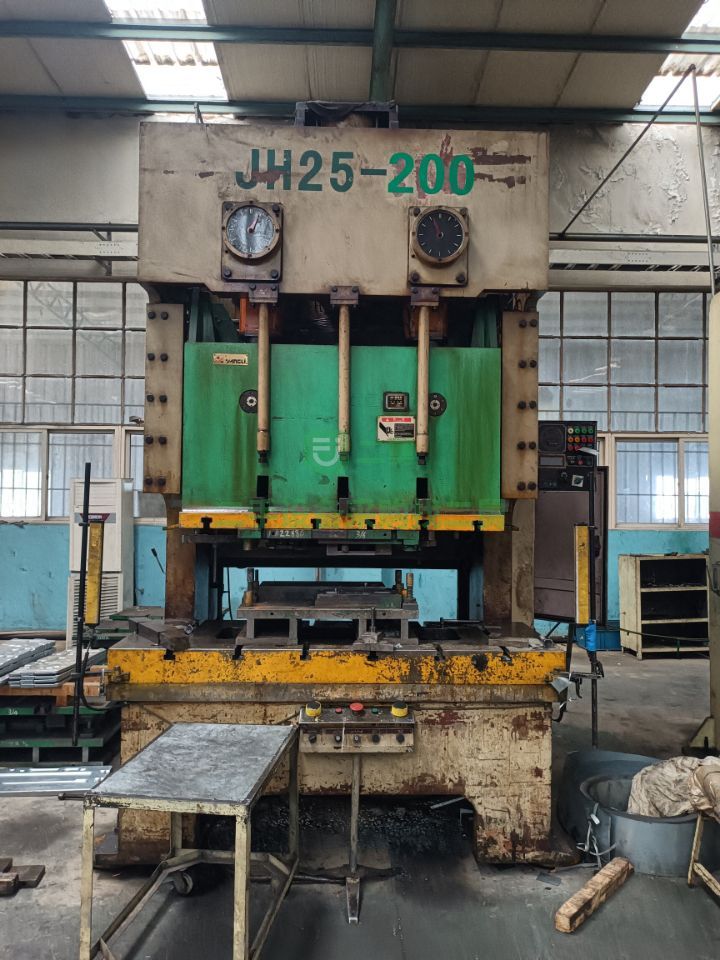 山東出售二手上海迪格（中德合資）DT2一400精密重型壓力機