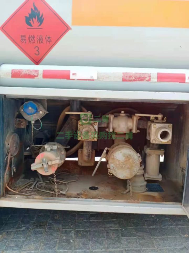 出售二手東風福瑞卡5噸油罐車