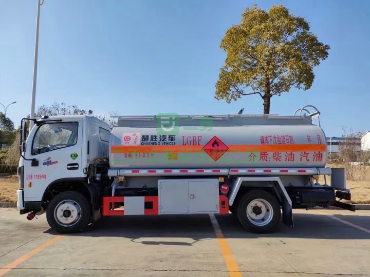 山西出售東風多利卡油罐車楚勝制造，國六朝柴170馬力