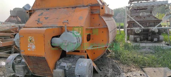 出售14年中聯(lián)重科240型混凝土攪拌站，六斗地倉配料機