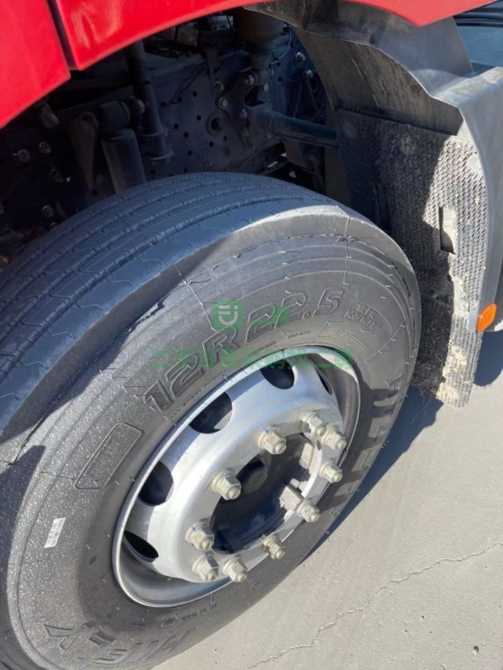 出售六個月德龍新M3000-430馬力雙驅，帶11米掛牽引車