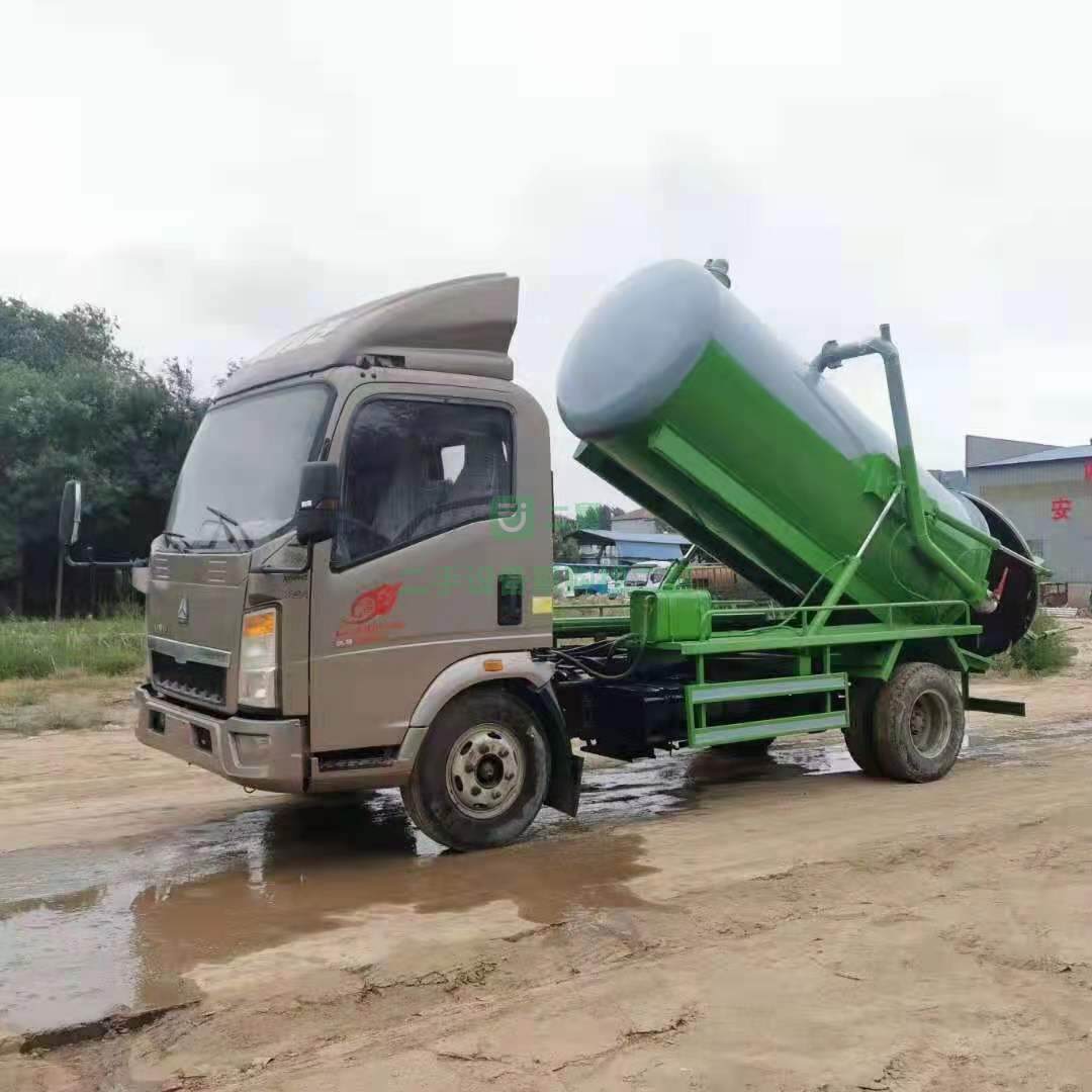 出售剛出車間的，無手續5立方吸污車，大柴498發動機，液壓助理轉向，氣剎。 700鋼絲胎，內飾干凈整潔，發動機巔峰狀態。龍王吸污泵.