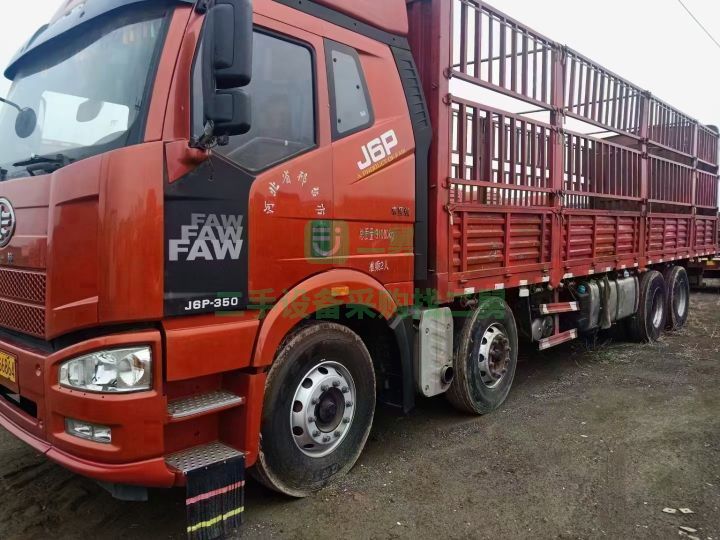 出售二手的17年10月勾六皮350前四后八牽引車夫妻車沒丁點磕碰輪胎九