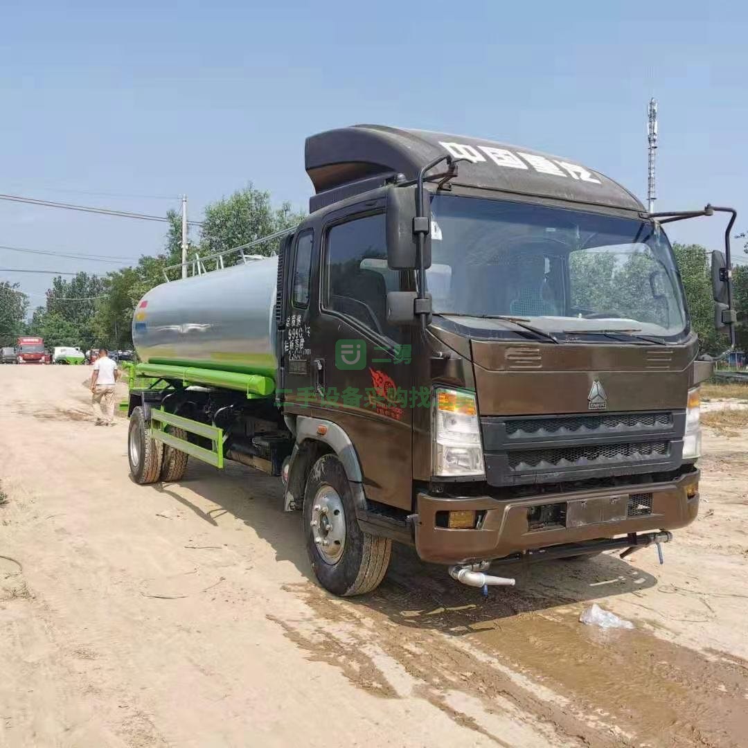 出售21年中國重汽豪沃10立方灑水車康明斯發(fā)動機