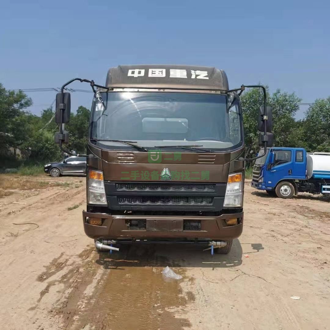 出售21年中國重汽豪沃10立方灑水車康明斯發(fā)動機