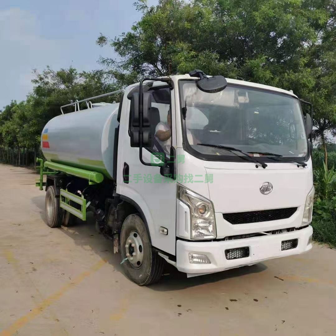 山東出售19年庫存實(shí)驗(yàn)車8立方灑水車，南京依維柯上汽發(fā)動機(jī)