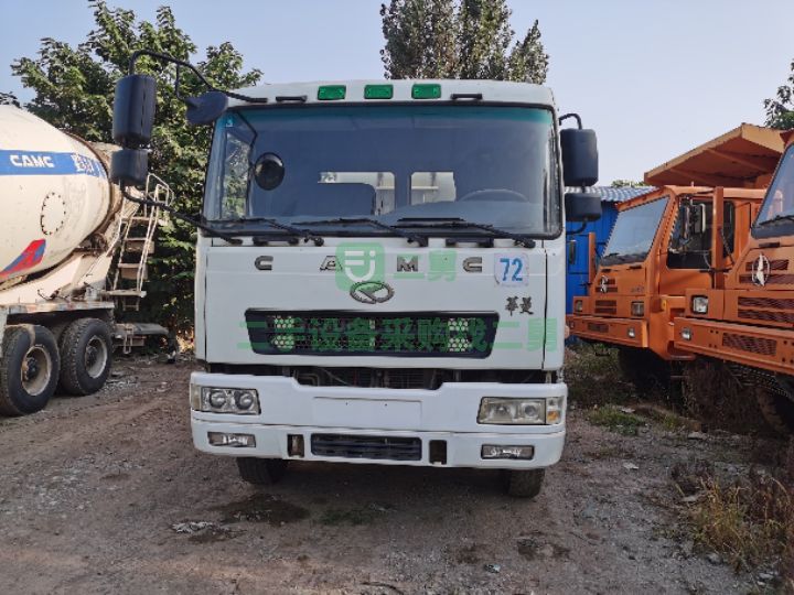 出售華凌水泥攪拌車，星馬上裝，進口減速機馬悍馬動力，奔馳橋