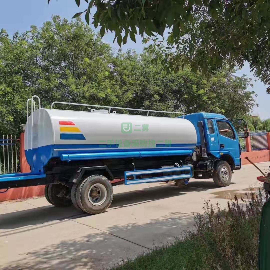 低價出售二手10立方灑水車朝柴發(fā)動機130馬力