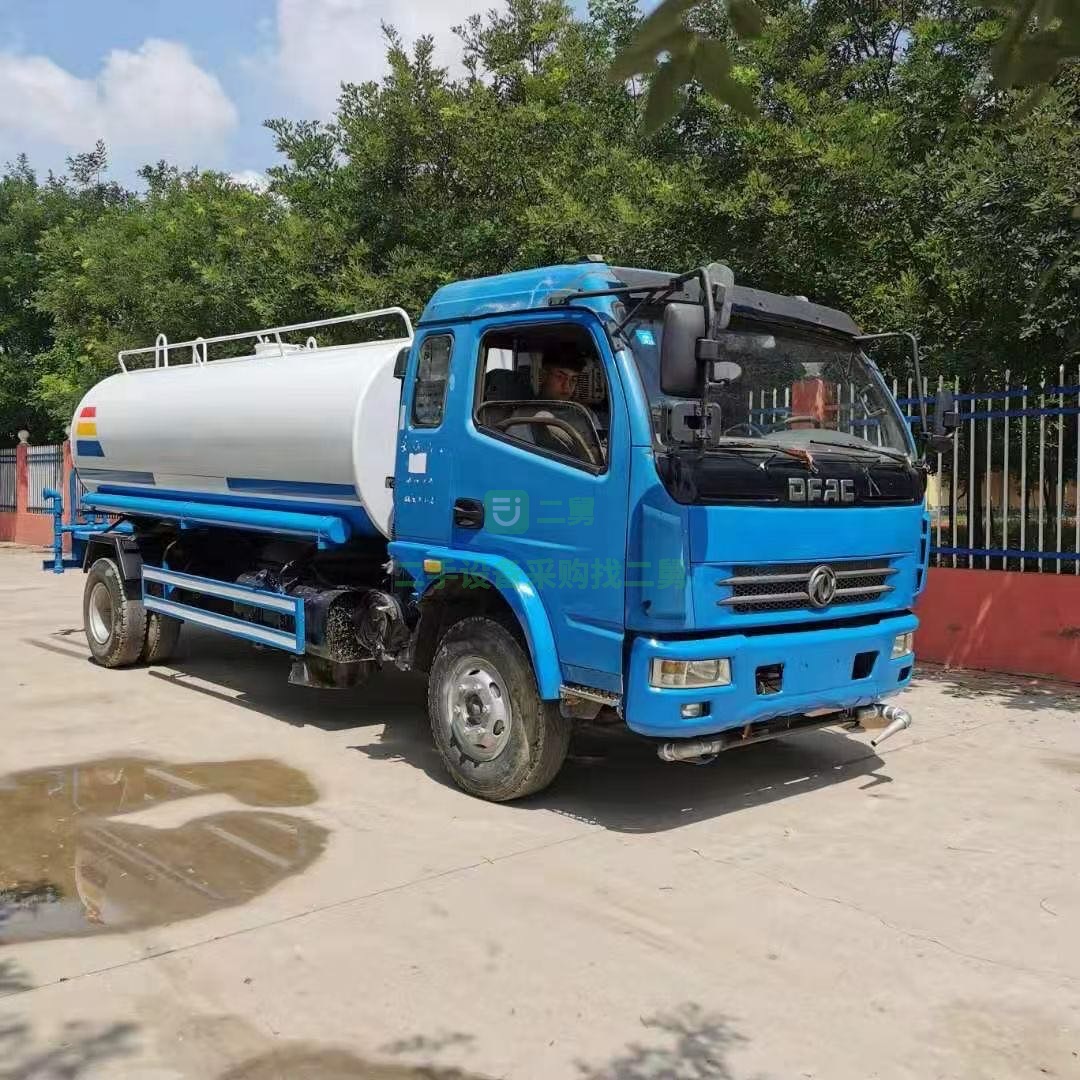 低價出售二手10立方灑水車朝柴發(fā)動機130馬力