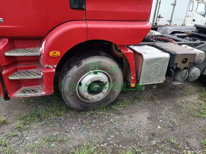 出售一臺二手的雙驅德龍掛車，九成新