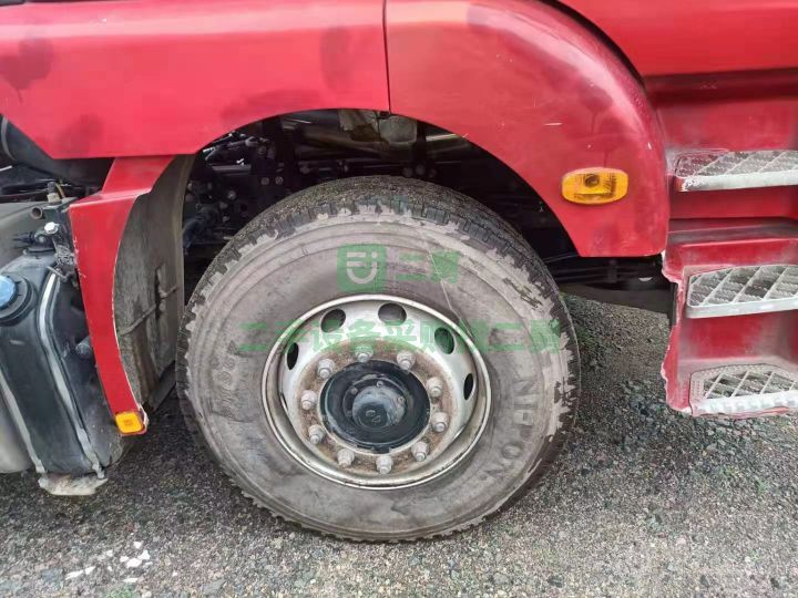 出售一臺二手的雙驅德龍掛車，九成新