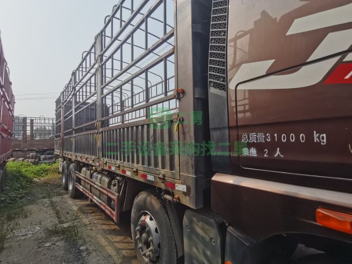 出售二手的精品JH6前四后八400馬力9.6貨車