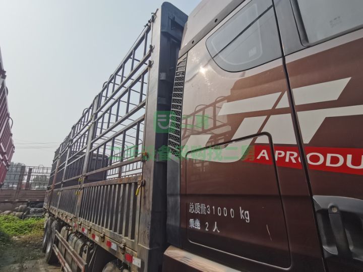 出售二手的精品JH6前四后八400馬力9.6貨車