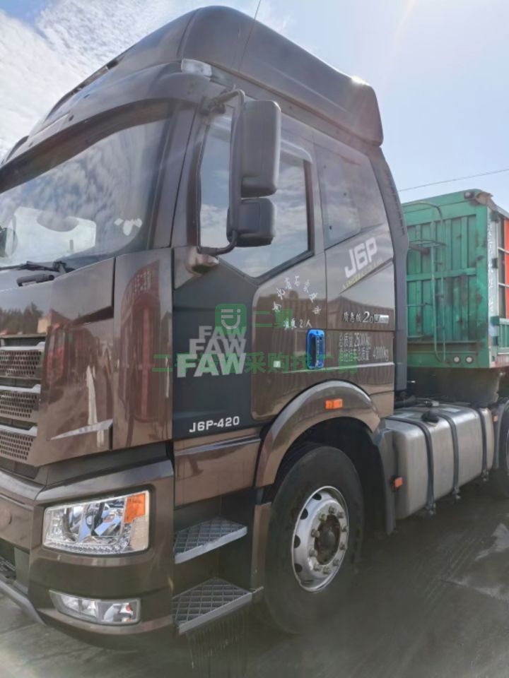 出售一年兩個(gè)月全保險(xiǎn)新款2.0J6/420馬力牽引車，帶13米高低板