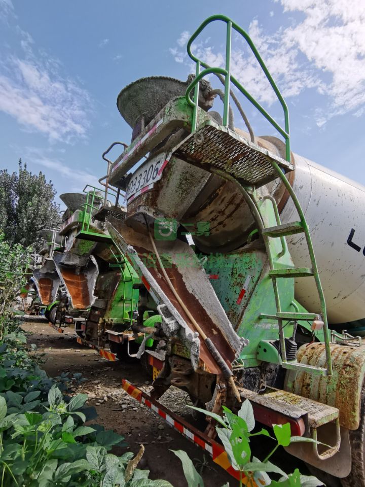 出售二手九成新的歐曼前四后八輕量化攪拌車