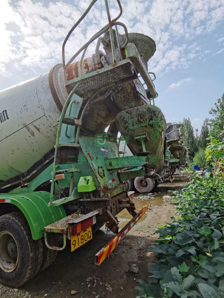 出售二手九成新的歐曼前四后八輕量化攪拌車