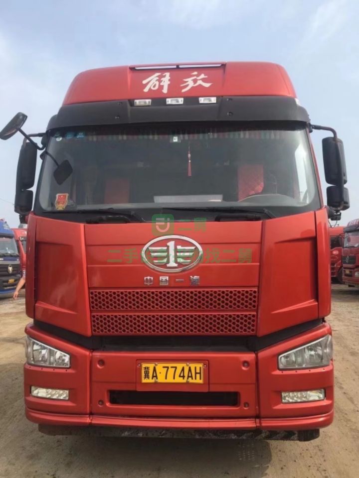 出售二手九成新的解放牽引車