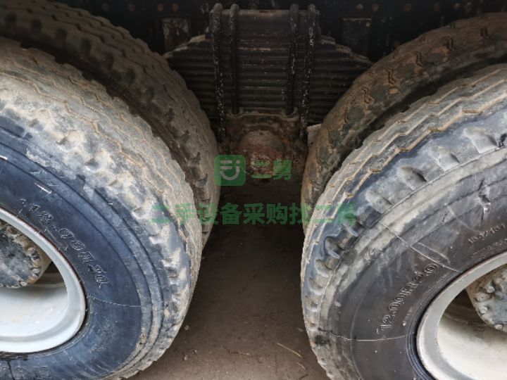 出售八成新的國四紅巖杰獅水泥攪拌車