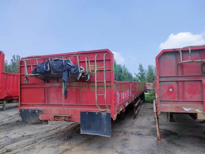 山東出售二手的華通13米60標箱側翻掛車