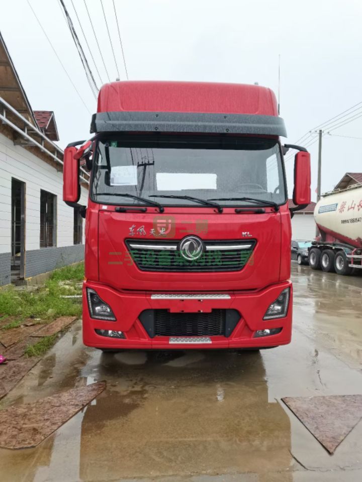 成色汽貿扣押車20年8月東風天龍VL465馬力牽引車可分期