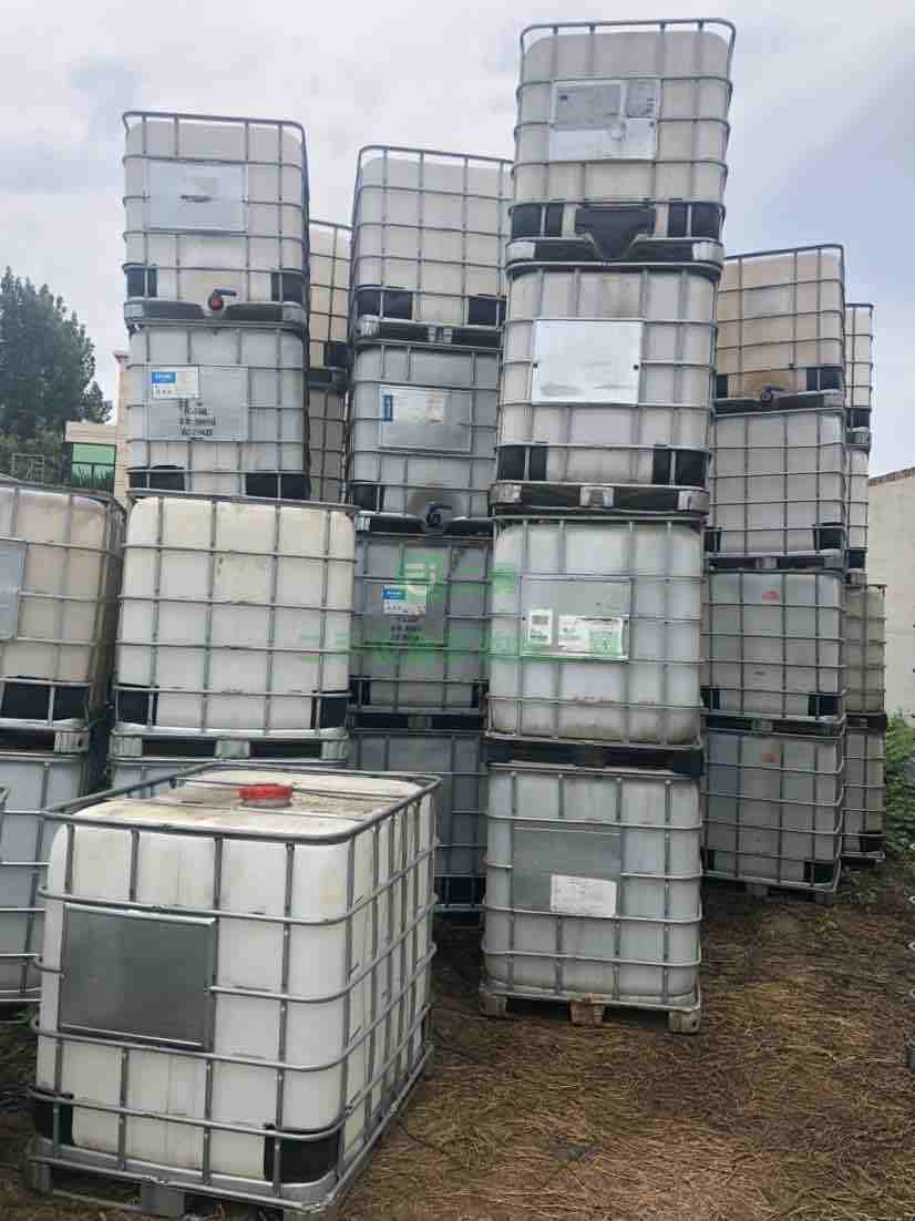 出售二手的9成新塑料噸桶