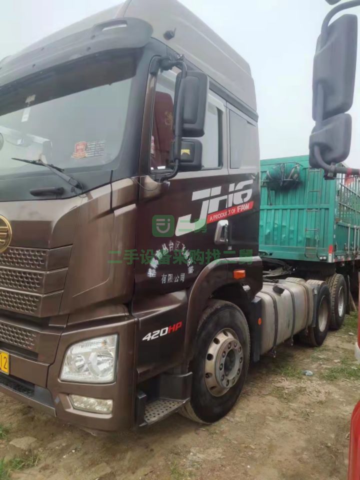 出售二手的青島解放JH6420馬力雙驅(qū)牽引車頭