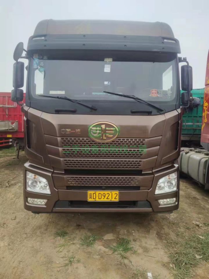 出售二手的青島解放JH6420馬力雙驅(qū)牽引車頭