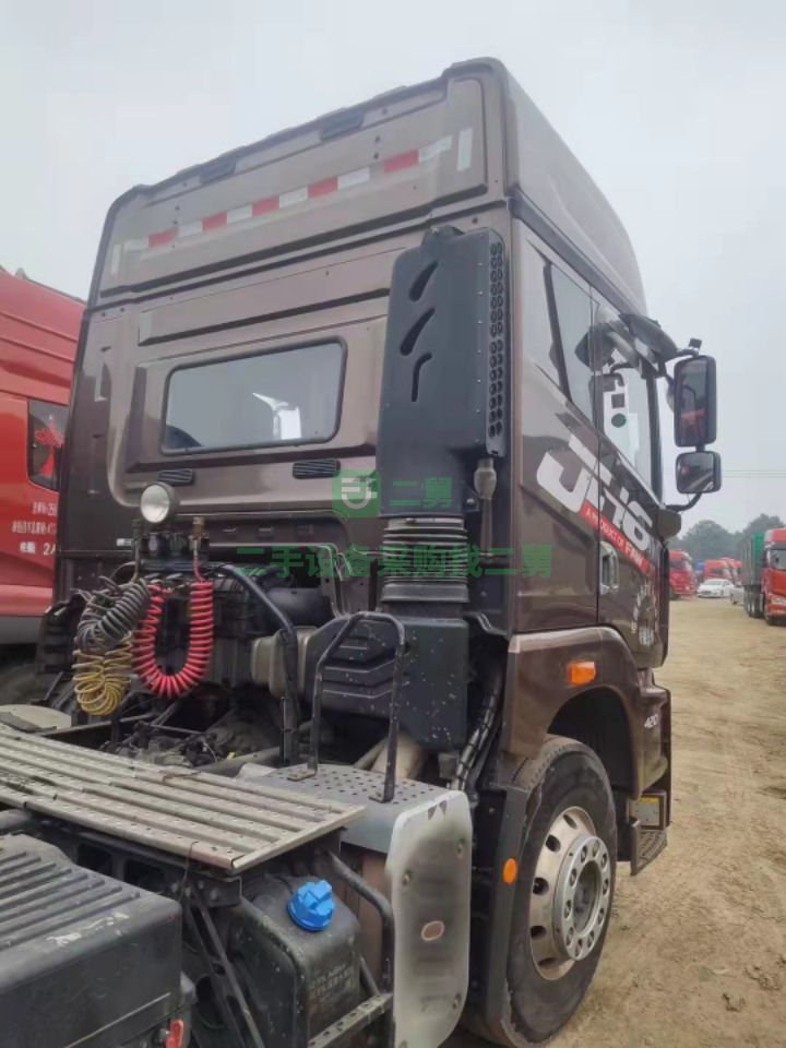 出售二手的青島解放JH6420馬力雙驅(qū)牽引車頭