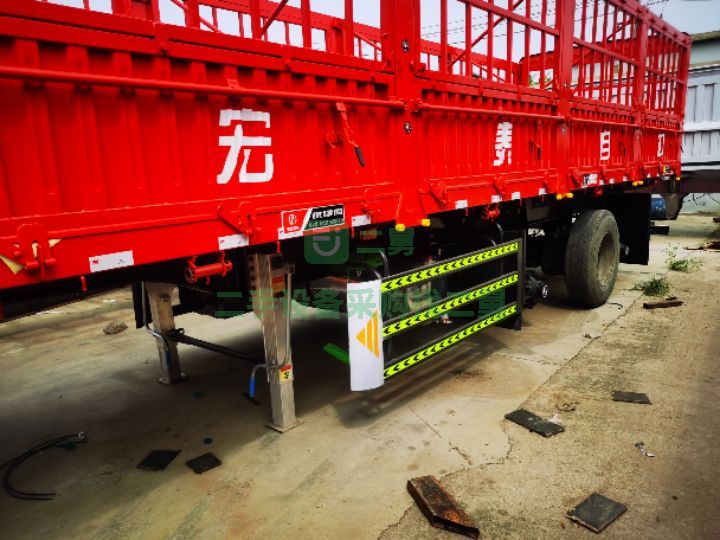 出售21年的13米半掛側翻自卸車