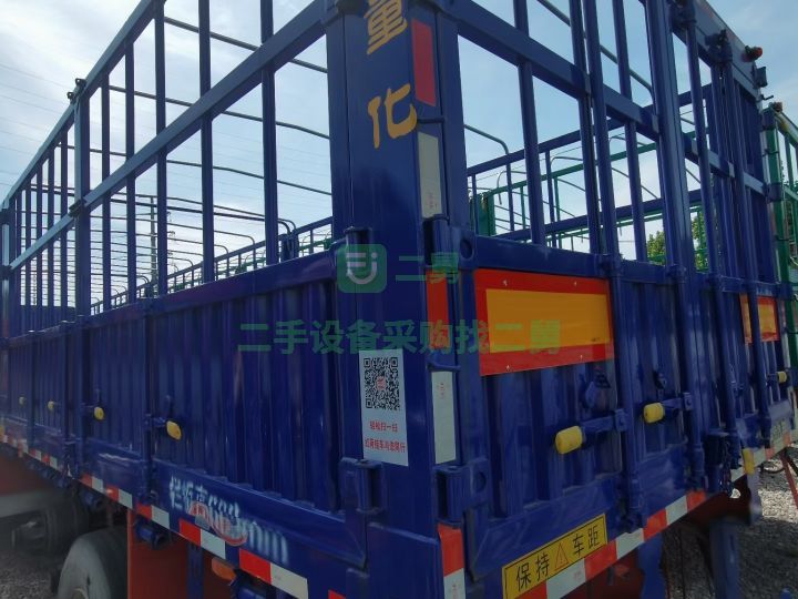 山東出售紅荷半掛車1.7米直梁對(duì)開門