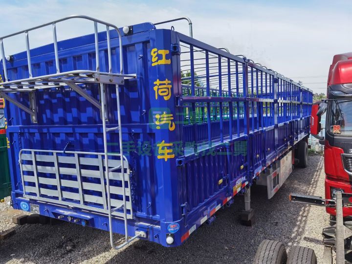 山東出售紅荷半掛車1.7米直梁對(duì)開門