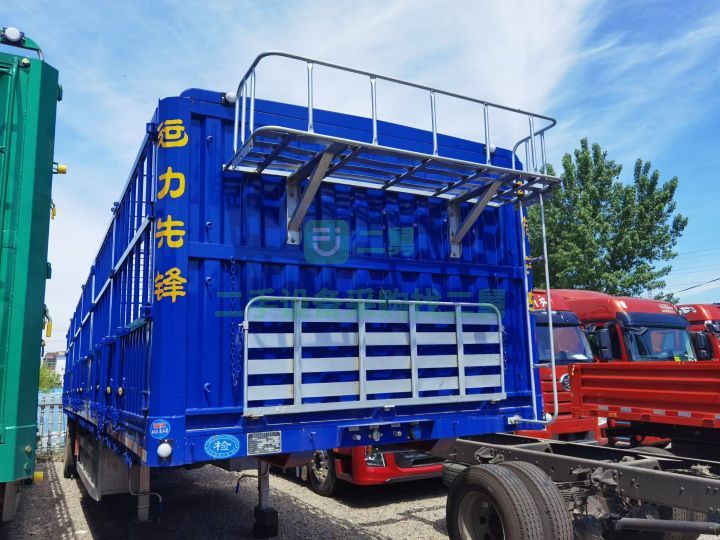 山東出售紅荷半掛車1.7米直梁對(duì)開門