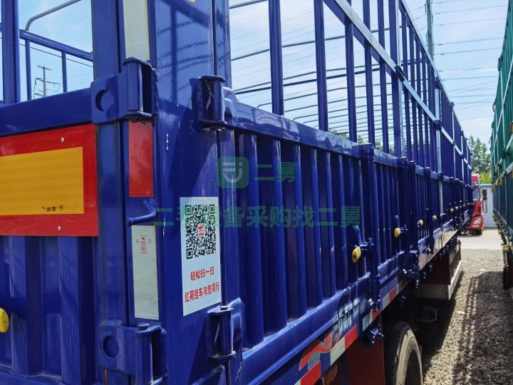山東出售紅荷半掛車1.7米直梁對(duì)開門